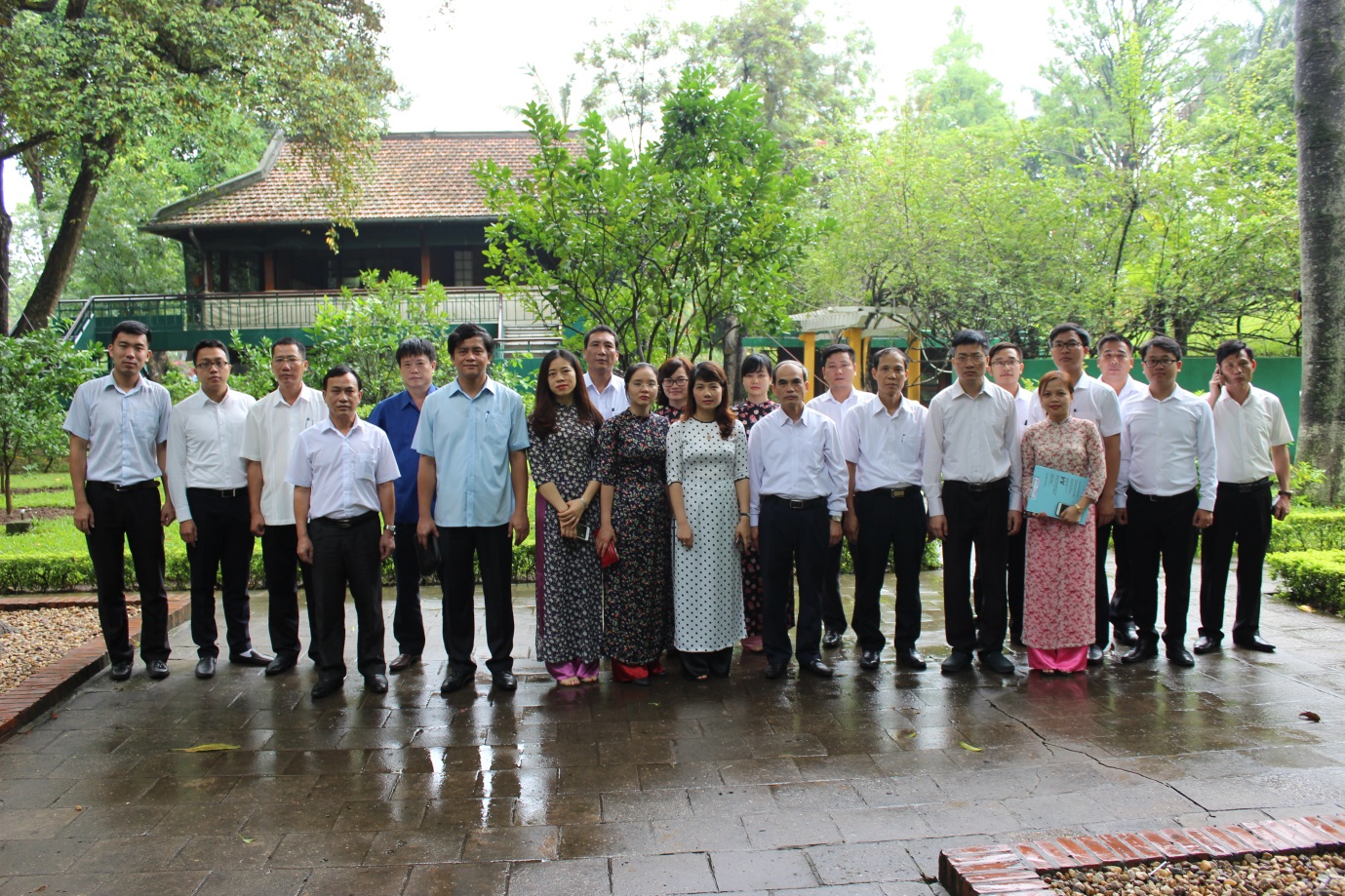 Đoàn Cảng vụ HKMB đến thăm Khu di tích Chủ tịch Hồ Chí Minh tại Phủ Chủ tịch